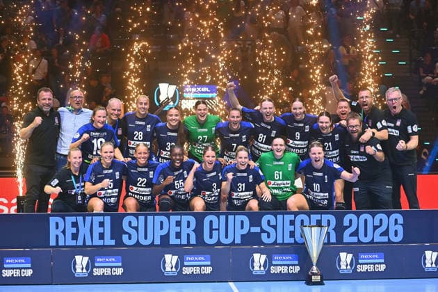 Siegerehrung, Spielerinnen Blomberg Lippe mit Pokal,Cup,Trophaee, Teamfoto,Team,Mannschaft,Mannschaftsfoto, Jubel,Freude,Begeisterung, Handball Rexel Super Cup 2026 der Frauen HSG Blomberg-Lippe vs. Borussia Dortmund 26-24 am 22.08.2026 SAP GARDEN Muenchen. *** Awards Ceremony, Blomberg Lippe players with the trophy, cup, and award; team photo, team, squad, group photo, Celebration, joy, excitement, Women’s Handball Rexel Super Cup 2026: HSG Blomberg Lippe vs. Borussia Dortmund 26–24 on August 22, 2026, at SAP GARDEN in Munich