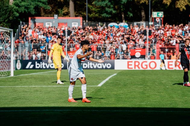 Deutschland, Köln (Sportpark Höhenberg): DFB-Pokal, 1. Runde, FC Viktoria Köln - 1. FC Nürnberg, Can Moustfa (1. FC Nürnberg, 28) fordert Elfmeter, Strafstoß *** Germany, Cologne, Sportpark Höhenberg, DFB Cup, 1st Round, FC Viktoria Cologne vs. 1. FC Nuremberg; Can Moustfa (1. FC Nuremberg, No. 28) calls for a penalty kick Copyright: xThiemoxRudolphx
