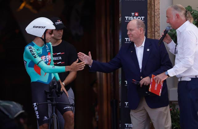Spanish rider Diego Uriarte (Kern Pharma) greets Prince Albert of Monaco (2R) as he waits for the start during Tour of Spain s first stage, a 9.4 kilometers time trial in Monaco. First stage. Time trial in Monaco (9.4 km) !ACHTUNG: NUR REDAKTIONELLE NUTZUNG!  Copyright: xJavierxLizónx GRAF3210 20260822-55021202664_1