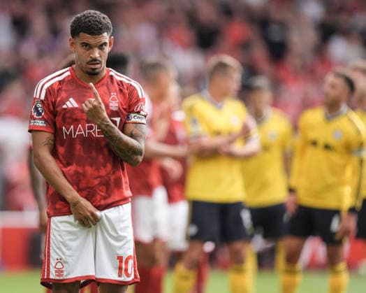 Premier League: Nottingham Forest v Leeds United Morgan Gibbs-White of Nottingham Forest gives his team instructions during the Premier League match Nottingham Forest vs Leeds United at City Ground, Nottingham, United Kingdom on 22 August 2026 (Photo by Maynard Manyowa News Images) Nottingham City Ground Nottinghamshire United Kingdom Copyright: xMaynardxManyowa NewsxImagesx