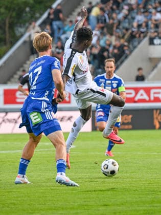 SOCCER - BL, Altach vs Hartberg ALTACH,AUSTRIA,22.AUG.26 - SOCCER - ADMIRAL Bundesliga, SCR Altach vs TSV Hartberg. Image shows Konstantin Schopp (Hartberg) and Ousmane Diawara (Altach).  GEPAxpictures xOliverxLerch