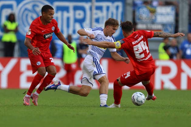 Jan Gyamerah (SV 07 Elversberg), Patrick Sussek (MSV Duisburg) und Luca Schnellbacher (SV 07 Elversberg) im Zweikampf waehrend des Spiels der 1. Runde des DFB-Pokal zwischen MSV Duisburg und SV 07 Elversberg, Schauinsland-Reisen-Arena am 22. August 2026 in Duisburg, Deutschland. (Foto von Oliver Kaelke DeFodi Images) +++ Jan Gyamerah (SV 07 Elversberg), Patrick Sussek (MSV Duisburg) und Luca Schnellbacher (SV 07 Elversberg) battle for the ball during the 1st round match of the DFB-Pokal between MSV Duisburg and SV 07 Elversberg at Schauinsland-Reisen-Arena on August 22, 2026 in Duisburg, Germany. (Photo by Oliver Kaelke DeFodi Images) DFB DFL REGULATIONS PROHIBIT ANY USE OF PHOTOGRAPHS AS IMAGE SEQUENCES AND OR QUASI-VIDEO. (Photo by Oliver Kaelke DeFodi Images) - *** Jan Gyamerah of SV 07 Elversberg, Patrick Sussek of MSV Duisburg, and Luca Schnellbacher of SV 07 Elversberg in a tackle during the first-round DFB Cup match between MSV Duisburg and SV 07 Elversberg, Schauinsland Reisen Arena on August 22, 2026, in Duisburg, Germany. Photo by Oliver Kaelke, DeFodi Images. Jan Gyamerah of SV 07 Elversberg, Patrick Sussek of MSV Duisburg and Luca Schnellbacher of SV 07 Elversberg battle for the ball during the first-round match of the DFB Cup between MSV Duisburg and SV 07 Elversberg at Schauinsland Reisen Arena on August 22, 2026 in Duisburg, Germany. Photo by Oliver Kaelke, DeFodi Images. DFB and DFL regulations prohibit any use of photographs as image sequences and or quasi-video. Photo by Oliver Kaelke, DeFodi Images.