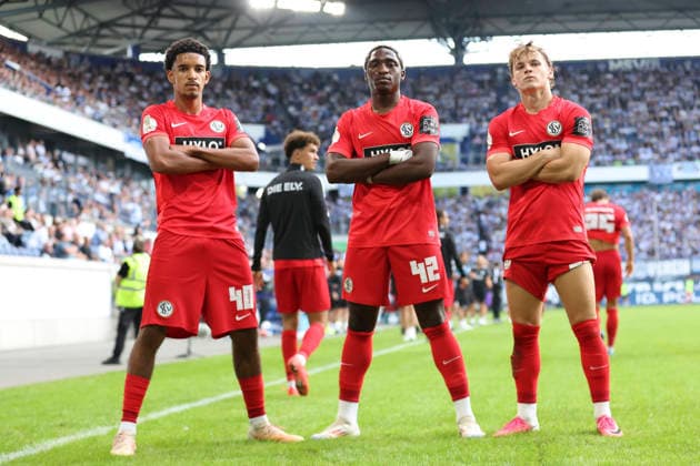 Francis Onyeka (SV 07 Elversberg) Torjubel,jubelt mit seiner Mannschaft nach dem Treffer zum 1:2 waehrend des Spiels der 1. Runde des DFB-Pokal zwischen MSV Duisburg und SV 07 Elversberg, Schauinsland-Reisen-Arena am 22. August 2026 in Duisburg, Deutschland. (Foto von Oliver Kaelke DeFodi Images) +++ Francis Onyeka (SV 07 Elversberg) celebrates after scoring his team s second goal with teammates during the 1st round match of the DFB-Pokal between MSV Duisburg and SV 07 Elversberg at Schauinsland-Reisen-Arena on August 22, 2026 in Duisburg, Germany. (Photo by Oliver Kaelke DeFodi Images) DFB DFL REGULATIONS PROHIBIT ANY USE OF PHOTOGRAPHS AS IMAGE SEQUENCES AND OR QUASI-VIDEO. (Photo by Oliver Kaelke DeFodi Images) - *** Francis Onyeka of SV 07 Elversberg celebrates the goal with his teammates after the score became 1–2 during the first-round DFB Cup match between MSV Duisburg and SV 07 Elversberg, Schauinsland Reisen Arena on August 22, 2026, in Duisburg, Germany. Photo by Oliver Kaelke, DeFodi Images. Francis Onyeka of SV 07 Elversberg celebrates after scoring his team’s second goal with teammates during the first-round match of the DFB Cup between MSV Duisburg and SV 07 Elversberg at Schauinsland Reisen Arena on August 22, 2026 in Duisburg, Germany. Photo by Oliver Kaelke, DeFodi Images. DFB and DFL regulations prohibit any use of photographs as image sequences and or quasi-video. Photo by Oliver Kaelke, DeFodi Images.