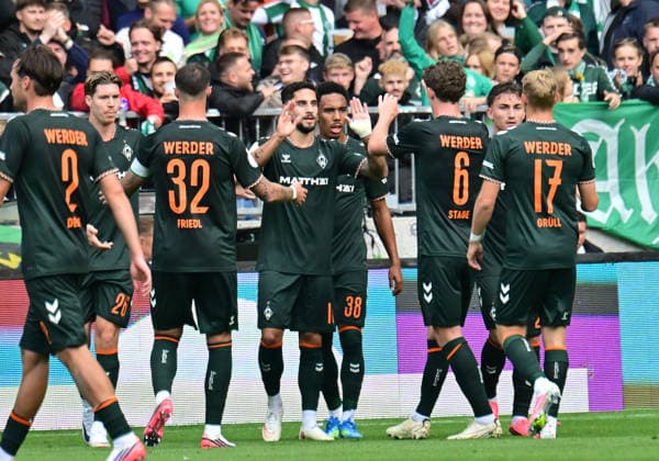 22.08.2026,GER Fußball, Männer,DFB Pokal, 1.Runde Saison 2026 2027, Hamburg, Lüneburger SK vs Werder Bremen Ludovit Reis (Werder 15) schiesst das Tor zum 3-0 fuer Bremen und jubelt mit der Mannschaft DFB DFL regulations prohibit any use of photographs as image sequences and or quasi-video) Hamburg Millerntorstadion Hamburg Deutschland *** August 22, 2026, German Soccer, Men s, DFB Cup, 1st Round, 2026–2027 Season, Hamburg, Lüneburger SK vs. Werder Bremen: Ludovit Reis (No. 15) scores the goal to make it 3–0 for Bremen and celebrates with the team. DFB and DFL regulations prohibit any use of photographs as image sequences and or quasi-video. Hamburg Millerntorstadion, Hamburg, Germany Copyright: xnordphotoxGmbH xWitkex