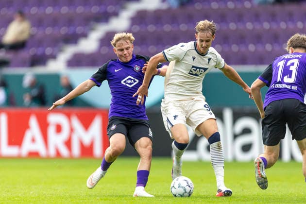 GER, Aue, Fussball, DFB-Pokal, 1. Hauptrunde, FC Erzgebirge Aue vs. TSG 1899 Hoffenheim im Bild v.l.: Finn Heidrich (FC Erzgebirge Aue 06), Max Moerstedt (TSG Hoffenheim 09), Zweikampf 22.08.2026, EINS Erzgebirgsstadion Aue DFB REGULATIONS PROHIBIT ANY USE OF PHOTOGRAPHS AS IMAGE SEQUENCES AND OR QUASI-VIDEO, *** GER, Aue, Soccer, DFB Cup, 1st Round, FC Erzgebirge Aue vs. TSG 1899 Hoffenheim (pictured, from left): Finn Heidrich (FC Erzgebirge Aue 06), Max Moerstedt, TSG Hoffenheim 09, tackle, August 22, 2026, EINS, Erzgebirgsstadion Aue. DFB regulations prohibit any use of photographs as image sequences and or quasi-video, Copyright: HMBxMedia PaulxFritz