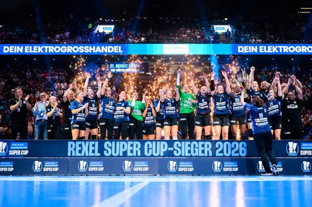 Muenchen: HBF Super Cup 2026 - HSG Blomberg-Lippe - Borussia Dortmund die Mannschaft von Blomberg, Sieger Super-Cup, Schlussjubel Schlußjubel Emotion Freude Muenchen SAP Garden Bayern Deutschland *** Munich Central Station Super Cup 2026 HSG Blomberg Lippe Borussia Dortmund The Blomberg team, Super Cup champions, victory celebration, victory celebration, emotion, joy, Munich SAP Garden, Bavaria, Germany