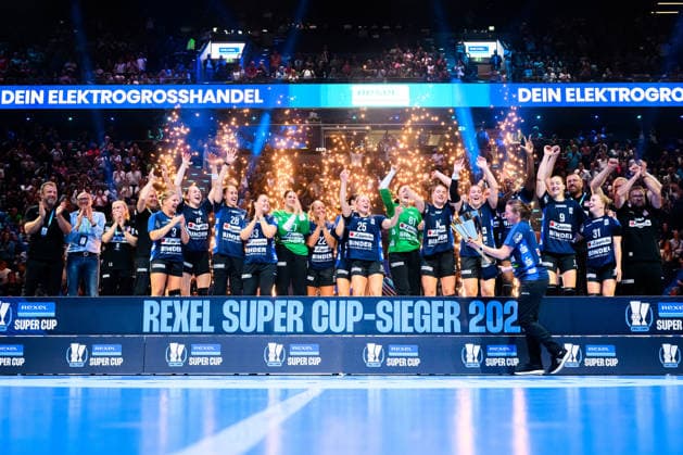 Muenchen: HBF Super Cup 2026 - HSG Blomberg-Lippe - Borussia Dortmund die Mannschaft von Blomberg, Sieger Super-Cup, Schlussjubel Schlußjubel Emotion Freude Muenchen SAP Garden Bayern Deutschland *** Munich Central Station Super Cup 2026 HSG Blomberg Lippe Borussia Dortmund The Blomberg team, Super Cup champions, victory celebration, victory celebration, emotion, joy, Munich SAP Garden, Bavaria, Germany
