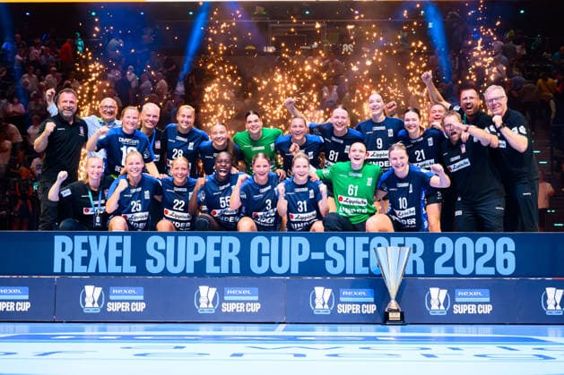 Muenchen: HBF Super Cup 2026 - HSG Blomberg-Lippe - Borussia Dortmund die Mannschaft von Blomberg, Sieger Super-Cup, Schlussjubel Schlußjubel Emotion Freude Muenchen SAP Garden Bayern Deutschland *** Munich Central Station Super Cup 2026 HSG Blomberg Lippe Borussia Dortmund The Blomberg team, Super Cup champions, victory celebration, victory celebration, emotion, joy, Munich SAP Garden, Bavaria, Germany