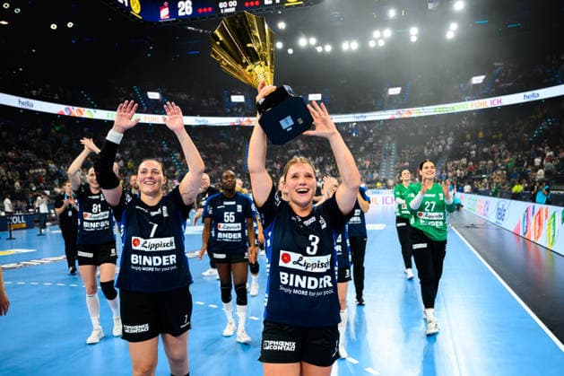 Muenchen: HBF Super Cup 2026 - HSG Blomberg-Lippe - Borussia Dortmund Laura Rüffieux Rueffieux (Blomberg) mit dem Pokal Muenchen SAP Garden Bayern Deutschland *** Munich Central Station Super Cup 2026 HSG Blomberg Lippe Borussia Dortmund Laura Rüffieux Rueffieux Blomberg with the trophy Munich SAP Garden Bavaria Germany