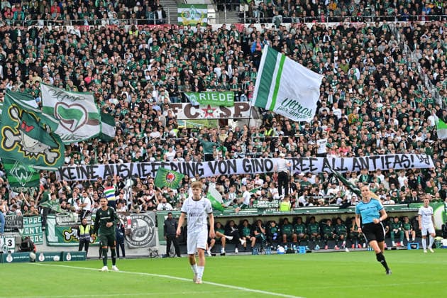 22.08.2026,GER Fußball, Männer,DFB Pokal, 1.Runde Saison 2026 2027, Hamburg, Lüneburger SK vs Werder Bremen Feature die Fans von Bremen zeigen Banner DFB DFL regulations prohibit any use of photographs as image sequences and or quasi-video) Hamburg Millerntorstadion Hamburg Deutschland *** August 22, 2026, German Soccer, Men, DFB Cup, 1st Round, 2026–2027 Season, Hamburg, Lüneburger SK vs. Werder Bremen – Feature: Bremen fans display banners. DFB and DFL regulations prohibit any use of photographs as image sequences and or quasi-video. Hamburg Millerntor Stadium, Hamburg, Germany Copyright: xnordphotoxGmbH xWitkex