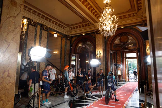 Spanish rider Pello Bilbao (Bahrain Victorious) waits for the start inside Monte Carlo s casino during Tourof Spain s first stage, a 9.4 kilometers time trial in Monaco. First stage. Time trial in Monaco (9.4 km) !ACHTUNG: NUR REDAKTIONELLE NUTZUNG!  Copyright: xJavierxLizónx GRAF3215 20260822-55021202725_1