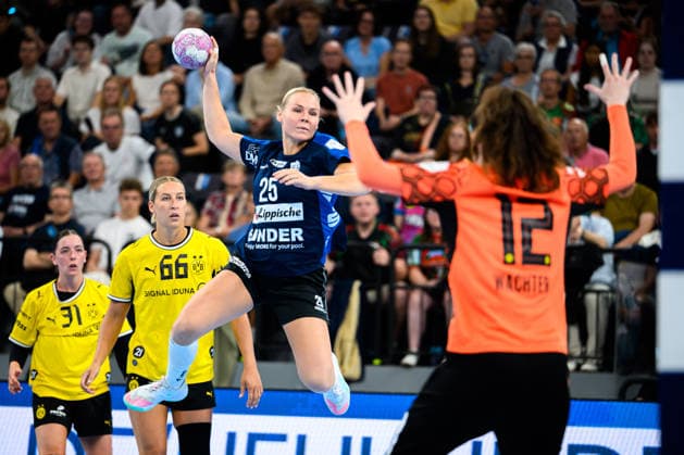Muenchen: HBF Super Cup 2026 - HSG Blomberg-Lippe - Borussia Dortmund Lilli Roepcke (Blomberg), Torhueterin Sarah Wachter (Dortmund) Muenchen SAP Garden Bayern Deutschland *** Munich Central Station Super Cup 2026 HSG Blomberg Lippe Borussia Dortmund Lilli Roepcke Blomberg, Goaltender Sarah Wachter Dortmund Munich SAP Garden Bavaria Germany