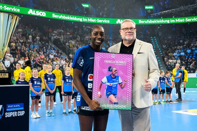 Muenchen: HBF Super Cup 2026 - HSG Blomberg-Lippe - Borussia Dortmund Farrelle Njinkeu (Blomberg), Ehrung als Rookie der Saison Muenchen SAP Garden Bayern Deutschland *** Munich Central Station Super Cup 2026 HSG Blomberg Lippe Borussia Dortmund Farrelle Njinkeu Blomberg, named Rookie of the Season Munich SAP Garden Bavaria Germany
