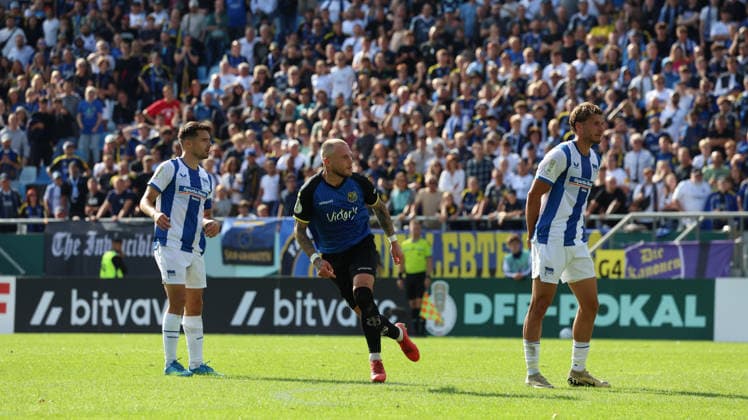 22.08.2026, xrekx, Fussball DFB Pokal 1.Runde, 1.FC Saarbruecken - Hertha BSC Berlin v.l. Torjubel nach dem Tor zum celebrating the goal celebrate 1:1 durch Philip Fahrner (1.FC Saarbruecken) (DFL DFB REGULATIONS PROHIBIT ANY USE OF PHOTOGRAPHS as IMAGE SEQUENCES and or QUASI-VIDEO) Saarbruecken *** August 22, 2026, xrekx, Soccer DFB Cup First Round, 1 FC Saarbrücken vs. Hertha BSC Berlin: Goal celebration after Philip Fahrner scored the 1-1 goal for 1 FC Saarbrücken. DFL and DFB regulations prohibit any use of photographs as image sequences and or quasi-video. Saarbruecken