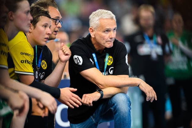 Muenchen: HBF Super Cup 2026 - HSG Blomberg-Lippe - Borussia Dortmund Trainer Kay Rothenpieler (Dortmund) Muenchen SAP Garden Bayern Deutschland *** Munich Central Station Super Cup 2026 HSG Blomberg Lippe Borussia Dortmund Coach Kay Rothenpieler Dortmund Munich SAP Garden Bavaria Germany