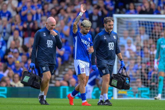 IPSWICH, ENGLAND AUGUST 22 - Julio Enciso of Ipswich Town looks dejected coming off injured during the Premier League game between Ipswich Town and Sunderland at Portman Road on August 22, 2026 in Ipswich, England. (Photo by Keeran Marquis Sports Press Photo)  Copyright: xKeeranxMarquis SPPx Sportspressphoto_SPR212399