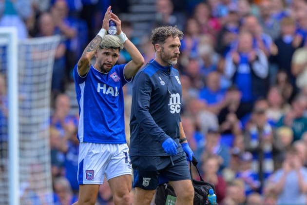 IPSWICH, ENGLAND AUGUST 22 - Julio Enciso of Ipswich Town looks dejected coming off injured during the Premier League game between Ipswich Town and Sunderland at Portman Road on August 22, 2026 in Ipswich, England. (Photo by Keeran Marquis Sports Press Photo)  Copyright: xKeeranxMarquis SPPx Sportspressphoto_SPR212400