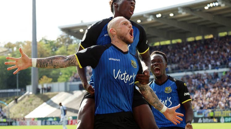 22.08.2026, xrekx, Fussball DFB Pokal 1.Runde, 1.FC Saarbruecken - Hertha BSC Berlin v.l. Torjubel nach dem Tor zum celebrating the goal celebrate 1:1 durch Philip Fahrner (1.FC Saarbruecken) (DFL DFB REGULATIONS PROHIBIT ANY USE OF PHOTOGRAPHS as IMAGE SEQUENCES and or QUASI-VIDEO) Saarbruecken *** August 22, 2026, xrekx, Soccer DFB Cup First Round, 1 FC Saarbrücken vs. Hertha BSC Berlin – Goal celebration after Philip Fahrner scored the 1–1 goal for 1 FC Saarbrücken. DFL and DFB regulations prohibit any use of photographs as image sequences and or quasi-video. Saarbruecken