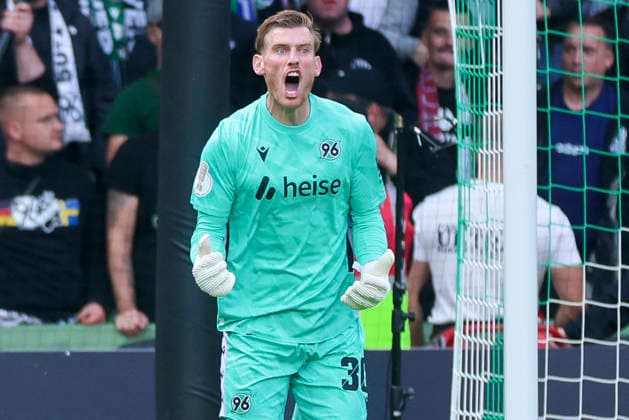 Torhueter Leo Weinkauf (Hannover 96) schaut enttaeuscht waehrend des Spiels des DFB-Pokals zwischen SV Hemelingen und Hannover 96, Weserstadion am 22. August 2026 in Bremen, Deutschland. (Foto von Marco Steinbrenner DeFodi Images) +++ Torhueter Leo Weinkauf (Hannover 96) looks dejected during the DFB-Pokal match between SV Hemelingen and Hannover 96t at Weserstadion on August 22, 2026 in Bremen, Germany. (Photo by Marco Steinbrenner DeFodi Images) (Photo by Marco Steinbrenner DeFodi Images) - *** Hannover 96 goalkeeper Leo Weinkauf looks disappointed during the DFB Cup match between SV Hemelingen and Hannover 96 at Weserstadion on August 22, 2026, in Bremen, Germany Photo by Marco Steinbrenner, DeFodi Images Goalkeeper Leo Weinkauf of Hannover 96 looks dejected during the DFB Cup match between SV Hemelingen and Hannover 96 at Weserstadion on August 22, 2026 in Bremen, Germany Photo by Marco Steinbrenner DeFodi Images Photo by Marco Steinbrenner DeFodi Images