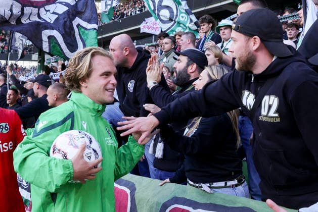 Lars Gindorf (Hannover 96) feiert den Sieg in der Fankurve waehrend des Spiels des DFB-Pokals zwischen SV Hemelingen und Hannover 96, Weserstadion am 22. August 2026 in Bremen, Deutschland. (Foto von Marco Steinbrenner DeFodi Images) +++ Lars Gindorf (Hannover 96) celebrates the victory in the supporters™ stand during the DFB-Pokal match between SV Hemelingen and Hannover 96t at Weserstadion on August 22, 2026 in Bremen, Germany. (Photo by Marco Steinbrenner DeFodi Images) (Photo by Marco Steinbrenner DeFodi Images) - *** Lars Gindorf: Hannover 96 celebrates the victory in the supporters section during the DFB Cup match between SV Hemelingen and Hannover 96 at Weserstadion on August 22, 2026, in Bremen, Germany Photo by Marco Steinbrenner, DeFodi Images Lars Gindorf Hannover 96 celebrates the victory in the supporters’ stand during the DFB Cup match between SV Hemelingen and Hannover 96 at Weserstadion on August 22, 2026 in Bremen, Germany Photo by Marco Steinbrenner DeFodi Images Photo by Marco Steinbrenner DeFodi Images
