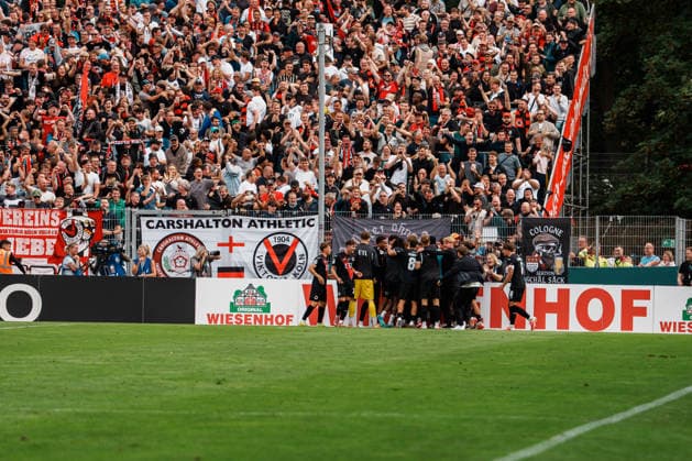 Deutschland, Köln (Sportpark Höhenberg): DFB-Pokal, 1. Runde, FC Viktoria Köln - 1. FC Nürnberg, Jubel vor Fans, Ausgleich Meiko Sponsel (FC Viktoria Köln, 19), Fankurve, Heimfans, Emotionen *** Germany, Cologne, Sportpark Höhenberg, DFB Cup, 1st Round, FC Viktoria Cologne vs. 1. FC Nuremberg, celebration in front of fans, equalizer by Meiko Sponsel (FC Viktoria Cologne, 19), fan section, home fans, emotions Copyright: xThiemoxRudolphx