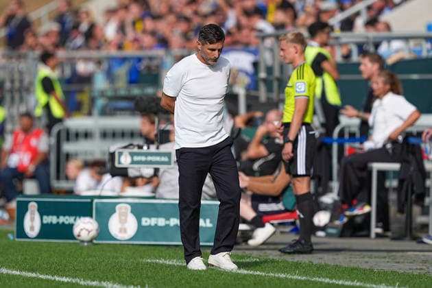 22.08.2026, xydrx, Fußball, DFB Pokal, 1. FC Saarbrücken - Hertha BSC, Saison 2026 2027, Ludwigsparkstadion: Stefan Leitl (Cheftrainer Hertha BSC) lässt den Kopf hängen DFB regulations prohibit any use of photographs as image sequences and or quasi-video. *** August 22, 2026, xydrx, Soccer, DFB Cup, 1 FC Saarbrücken vs. Hertha BSC, 2026–2027 season, Ludwigspark Stadium: Stefan Leitl, head coach of Hertha BSC, hangs his head. DFB regulations prohibit any use of photographs as image sequences and or quasi-video. Copyright: HMBxMedia YannisxDreimann