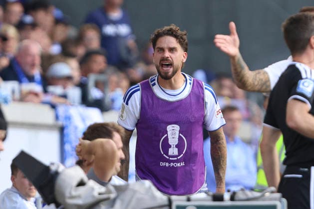 Lex-Tyger Lobinger (MSV Duisburg) gestikuliert, Gestik waehrend des Spiels der 1. Runde des DFB-Pokal zwischen MSV Duisburg und SV 07 Elversberg, Schauinsland-Reisen-Arena am 22. August 2026 in Duisburg, Deutschland. (Foto von Oliver Kaelke DeFodi Images) +++ Lex-Tyger Lobinger (MSV Duisburg) gestures during the 1st round match of the DFB-Pokal between MSV Duisburg and SV 07 Elversberg at Schauinsland-Reisen-Arena on August 22, 2026 in Duisburg, Germany. (Photo by Oliver Kaelke DeFodi Images) DFB DFL REGULATIONS PROHIBIT ANY USE OF PHOTOGRAPHS AS IMAGE SEQUENCES AND OR QUASI-VIDEO. (Photo by Oliver Kaelke DeFodi Images) - *** Lex Tyger Lobinger of MSV Duisburg gestures during the first-round match of the DFB Cup between MSV Duisburg and SV 07 Elversberg at the Schauinsland Reisen Arena on August 22, 2026, in Duisburg, Germany. Photo by Oliver Kaelke, DeFodi Images. Lex Tyger Lobinger of MSV Duisburg gestures during the first-round match of the DFB Cup between MSV Duisburg and SV 07 Elversberg at Schauinsland Reisen Arena on August 22, 2026 in Duisburg, Germany. Photo by Oliver Kaelke, DeFodi Images. DFB and DFL regulations prohibit any use of photographs as image sequences and or quasi-video. Photo by Oliver Kaelke, DeFodi Images.