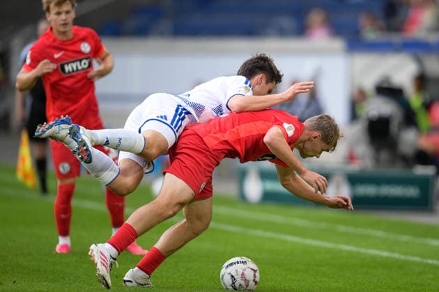 Fußball, DFB-Pokal, 20260822, MSV Duisburg - SV 07 Elversberg. Im Bild v.l. Martin ENS (Duisburg, 4), Lasse GÜNTHER (Elversberg, 21). Duisburg Schauinsland-Reisen-Arena Nordrhein-Westfalen Deutschland *** Soccer, DFB Cup, 20260822, MSV Duisburg vs. SV 07 Elversberg. Pictured, from left: Martin ENS (Duisburg), 4; Lasse GÜNTHER (Elversberg), 21. Duisburg Schauinsland Reisen Arena, North Rhine-Westphalia, Germany Copyright: Passion2Press MarkusxFischerx