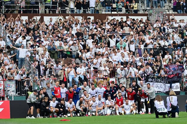 22.08.2026,GER Fußball, Männer,DFB Pokal, 1.Runde Saison 2026 2027, Hamburg, Lüneburger SK vs Werder Bremen die Mannschaft des LSK jubelt mit den Fans DFB DFL regulations prohibit any use of photographs as image sequences and or quasi-video) Hamburg Millerntorstadion Hamburg Deutschland *** August 22, 2026, GER Soccer, Men, DFB Cup, 1st Round, 2026–2027 Season, Hamburg, Lüneburger SK vs. Werder Bremen; the LSK team celebrates with the fans. DFB and DFL regulations prohibit any use of photographs as image sequences and or quasi-video. Hamburg Millerntor Stadium, Hamburg, Germany Copyright: xnordphotoxGmbH xWitkex