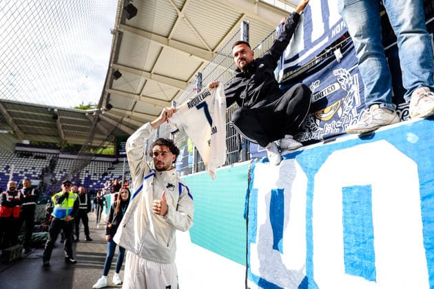 Leon Avdullahu (TSG 1899 Hoffenheim, 07) gibt Fan sein Trikot, FC Erzgebirge Aue vs. TSG Hoffenheim, Fussball, DFB Pokal, 1. Runde, Saison 2026 2027, 22.08.2026,¨ DFL REGULATIONS PROHIBIT ANY USE OF PHOTOGRAPHS AS IMAGE SEQUENCES AND OR QUASI-VIDEO,¨ FC Erzgebirge Aue vs. TSG Hoffenheim, Fussball, DFB Pokal, 1. Runde, Saison 2026 2027, 22.08.2026, Aue *** Leon Avdullahu of TSG 1899 Hoffenheim, No. 07, gives his jersey to a fan; FC Erzgebirge Aue vs. TSG Hoffenheim; soccer; DFB Cup; Round 1; 2026–2027 season, August 22, 2026, DFL REGULATIONS PROHIBIT ANY USE OF PHOTOGRAPHS AS IMAGE SEQUENCES AND OR QUASI-VIDEO, FC Erzgebirge Aue vs. TSG Hoffenheim, Soccer, DFB Cup, Round 1, 2026–2027 Season, August 22, 2026, Aue Copyright: xEibner-Pressefoto LauraxRoemerx EP_LRR