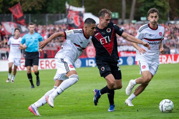 Zweikampf zwischen Ioannis Masouras (1. FC Nuernberg, 21), Kilian Jakob (Viktoria Koeln, 26) und Adam Markhiyev (1. FC Nuernberg, 06). Viktoria Koeln vs. 1. FC Nuernberg, Fussball, DFB-Pokal, 1. Runde, Saison 2026 2027, 22.08.2026 DFL DFB Regulations prohibit any use of Photographs as image sequences and or Quasivideo Viktoria Koeln vs. 1. FC Nuernberg, Fussball, DFB-Pokal, 1. Runde, Saison 2026 2027, 22.08.2026 Koeln *** Tackle between Ioannis Masouras of 1. FC Nuremberg, 21, Kilian Jakob of Viktoria Cologne, 26, and Adam Markhiyev of 1. FC Nuremberg, 06 Viktoria Cologne vs. 1. FC Nuremberg, Soccer, DFB Cup, 1st Round, 2026–2027 Season, August 22, 2026 DFL DFB regulations prohibit any use of photographs as image sequences and or quasi-video Viktoria Cologne vs. 1. FC Nuremberg, soccer, DFB Cup, Round 1, 2026–2027 season, August 22, 2026, Cologne Copyright: xEibner-Pressefoto ThomasxHaeslerx EP_THR