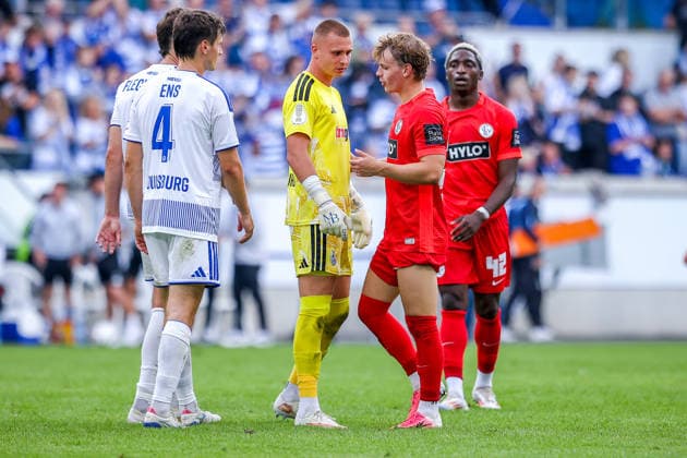 2026.08.22, xkwix, Fußball, DFB-Pokal, MSV Duisburg - SV Elversberg, Schauinsland-Reisen-Arena, 1.Runde, Saison 2026 2027: Maximilian Braune (MSV Duisburg 1) wuetend und enttaeuscht nach Niederlage und Diskutiert mit Lasse Guenther (SV Elversberg 21) DFB regulations prohibit any use of photographs as image sequences and or quasi-video. Photo: xKamilxWilkowskixPressefotoKochx Nordrhein-Westfalen Deutschland *** August 22, 2026, xkwix, Soccer, DFB Cup, MSV Duisburg vs. SV Elversberg, Schauinsland Reisen Arena, 1st Round, 2026–2027 Season: Maximilian Braune of MSV Duisburg, visibly angry and disappointed after the loss, discusses the situation with Lasse Guenther of SV Elversberg. DFB regulations prohibit any use of photographs as image sequences and or quasi-video. Photo: xKamilxWilkowskixPress photo by Koch, North Rhine-Westphalia, Germany