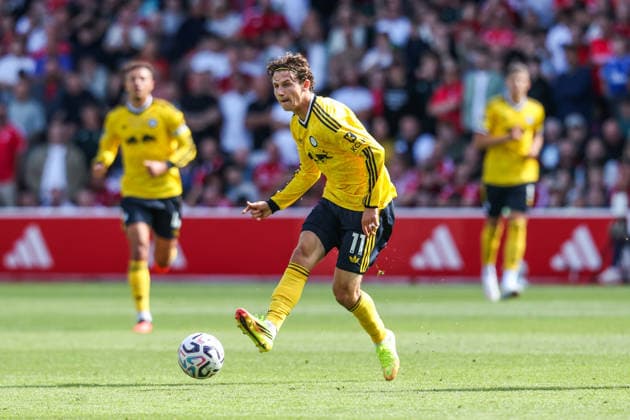 Nottingham Forest v Leeds United, Premier League Brenden Aaronson of Leeds United passes the ball during the Nottingham Forest v Leeds United Premier League match at the City Ground, West Bridgford, England on 22 August 2026 Credit: Richard Bierton Every Second Media Editorial use only. All images are copyright Every Second Media Limited. No images may be reproduced without prior permission. All rights reserved. Premier League and Football League images are subject to licensing agreements with Football DataCo Limited. see https: www.football-dataco.com Copyright: xIMAGO EveryxSecondxMediax ESM-2109-0025 RichardxBiertonx xEveryxSecondxMediax