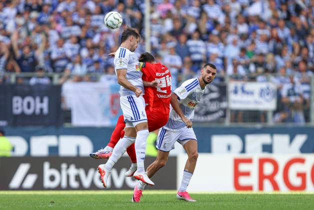 Lex-Tyger Lobinger (MSV Duisburg), Luca Schnellbacher (SV 07 Elversberg) und Rasim Bulic (MSV Duisburg) im Zweikampf waehrend des Spiels der 1. Runde des DFB-Pokal zwischen MSV Duisburg und SV 07 Elversberg, Schauinsland-Reisen-Arena am 22. August 2026 in Duisburg, Deutschland. (Foto von Oliver Kaelke DeFodi Images) +++ Lex-Tyger Lobinger (MSV Duisburg), Luca Schnellbacher (SV 07 Elversberg) und Rasim Bulic (MSV Duisburg) battle for the ball during the 1st round match of the DFB-Pokal between MSV Duisburg and SV 07 Elversberg at Schauinsland-Reisen-Arena on August 22, 2026 in Duisburg, Germany. (Photo by Oliver Kaelke DeFodi Images) DFB DFL REGULATIONS PROHIBIT ANY USE OF PHOTOGRAPHS AS IMAGE SEQUENCES AND OR QUASI-VIDEO. (Photo by Oliver Kaelke DeFodi Images) - *** Lex Tyger Lobinger of MSV Duisburg, Luca Schnellbacher of SV 07 Elversberg, and Rasim Bulic of MSV Duisburg in a tackle during the first-round DFB Cup match between MSV Duisburg and SV 07 Elversberg, Schauinsland Reisen Arena on August 22, 2026, in Duisburg, Germany. Photo by Oliver Kaelke, DeFodi Images. Lex Tyger Lobinger of MSV Duisburg, Luca Schnellbacher of SV 07 Elversberg, and Rasim Bulic of MSV Duisburg battle for the ball during the first-round match of the DFB Cup between MSV Duisburg and SV 07 Elversberg at Schauinsland Reisen Arena on August 22, 2026 in Duisburg, Germany Photo by Oliver Kaelke, DeFodi Images DFB and DFL regulations prohibit any use of photographs as image sequences and or quasi-video. Photo by Oliver Kaelke, DeFodi Images