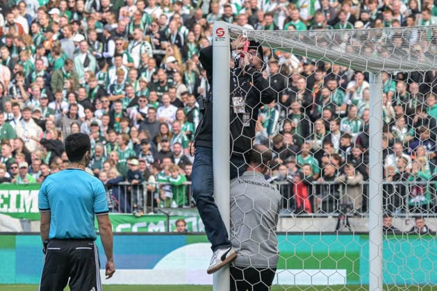 Das Tornetz mus repariert werden , Lueneburger SK Hansa - SV Werder Bremen, Fussball, DFB-Pokal, DFB, 22.8.2026 DFB regulations prohibit any use of photographs as image sequences and or quasi-video Hamburg Hamburg Deutschland *** The goal net needs to be repaired, Lüneburger SK vs. Hansa SV Werder Bremen, soccer, DFB Cup, DFB, August 22, 2026. DFB regulations prohibit any use of photographs as image sequences and or quasi-video. Hamburg, Hamburg, Germany Copyright: xkolbert-press BurghardxSchreyerx