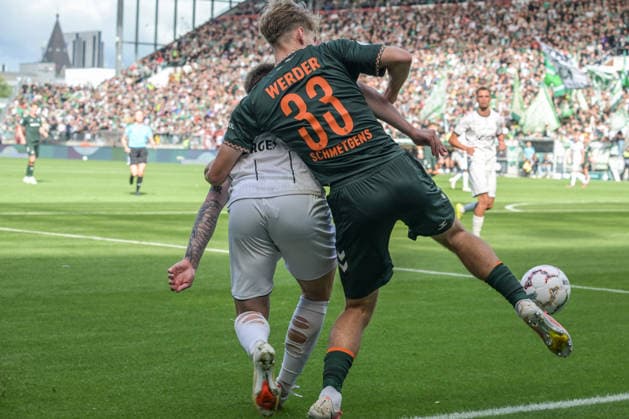 Mick Schmetgens (SV Werder Bremen 33) im Zweikampf , Lueneburger SK Hansa - SV Werder Bremen, Fussball, DFB-Pokal, DFB, 22.8.2026 DFB regulations prohibit any use of photographs as image sequences and or quasi-video Hamburg Hamburg Deutschland *** Mick Schmetgen of SV Werder Bremen, age 33, in a tackle; Lüneburger SK vs. Hansa SV Werder Bremen; soccer; DFB Cup; DFB; August 22, 2026. DFB regulations prohibit any use of photographs as image sequences and or quasi-video. Hamburg, Hamburg, Germany Copyright: xkolbert-press BurghardxSchreyerx