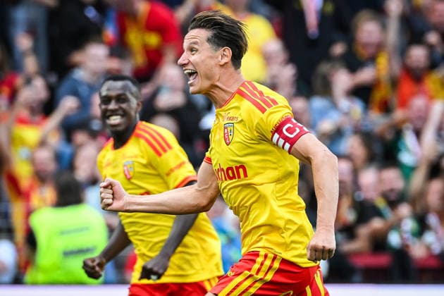August 22, 2026, Lens, France, France: Florian THAUVIN of Lens celebrates his goal during the Ligue 1 match between RC Lens and AJ Auxerre at Bollaert-Delelis Stadium on August 22, 2026 in Lens, France. RC Lens V AJ Auxerre - Ligue 1  - ZUMAm308 20260822_zsp_m308_003 Copyright: xMatthieuxMirvillex