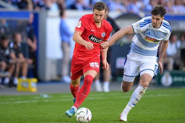 Fußball, DFB-Pokal, 20260822, MSV Duisburg - SV 07 Elversberg. Im Bild v.l. Lukas PETKOV (Elversberg, 25), Tobias FLECKSTEIN (Duisburg, 5). Duisburg Schauinsland-Reisen-Arena Nordrhein-Westfalen Deutschland *** Soccer, DFB Cup, 20260822, MSV Duisburg vs. SV 07 Elversberg. Pictured, from left: Lukas PETKOV (Elversberg, 25), Tobias FLECKSTEIN (Duisburg, 5). Duisburg, Schauinsland Reisen Arena, North Rhine-Westphalia, Germany Copyright: Passion2Press MarkusxFischerx
