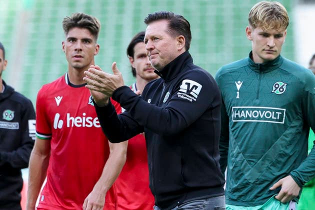 Trainer Christian Titz (Hannover 96) jubelt waehrend des Spiels des DFB-Pokals zwischen SV Hemelingen und Hannover 96, Weserstadion am 22. August 2026 in Bremen, Deutschland. (Foto von Marco Steinbrenner DeFodi Images) +++ Trainer Christian Titz (Hannover 96) cheers during the DFB-Pokal match between SV Hemelingen and Hannover 96t at Weserstadion on August 22, 2026 in Bremen, Germany. (Photo by Marco Steinbrenner DeFodi Images) (Photo by Marco Steinbrenner DeFodi Images) - *** Hannover 96 coach Christian Titz celebrates during the DFB Cup match between SV Hemelingen and Hannover 96 at Weserstadion on August 22, 2026, in Bremen, Germany. Photo by Marco Steinbrenner, DeFodi Images. Coach Christian Titz of Hannover 96 cheers during the DFB Cup match between SV Hemelingen and Hannover 96 at Weserstadion on August 22, 2026 in Bremen, Germany. Photo by Marco Steinbrenner, DeFodi Images. Photo by Marco Steinbrenner, DeFodi Images.