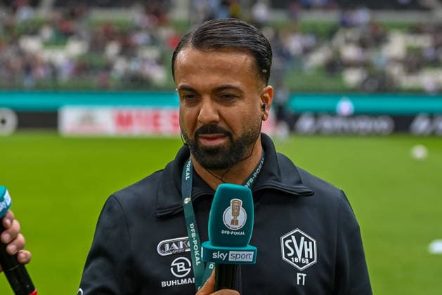 Feyhat Tuencel (SV Hemelingen, Trainer) im Interview SV Hemelingen vs. Hannover 96, Fussball, DFB-Pokal, 1. Runde, Saison 2026 2027, 22.08.2026, SV Hemelingen vs. Hannover 96, Fussball, DFB-Pokal, 1. Runde, Saison 2026 2027, 22.08.2026 Bremen *** Feyhat Tuencel, SV Hemelingen Coach, in an interview: SV Hemelingen vs. Hannover 96, Soccer, DFB Cup, 1st Round, 2026–2027 Season, August 22, 2026, SV Hemelingen vs. Hannover 96, Soccer, DFB Cup, First Round, 2026–2027 Season, August 22, 2026, Bremen Copyright: xEibner-Pressefoto RobertxGertzenx EP_RGN