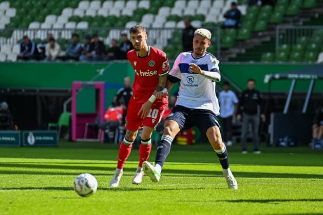 Marcel Hartel (Hannover 96, 10) gegen Alvaro Sanchez de Pablos (SV Hemelingen, 48) SV Hemelingen vs. Hannover 96, Fussball, DFB-Pokal, 1. Runde, Saison 2026 2027, 22.08.2026, SV Hemelingen vs. Hannover 96, Fussball, DFB-Pokal, 1. Runde, Saison 2026 2027, 22.08.2026 Bremen *** Marcel Hartel, Hannover 96, 10 vs. Alvaro Sanchez de Pablos, SV Hemelingen, 48 SV Hemelingen vs. Hannover 96, Soccer, DFB Cup, 1st Round, 2026–2027 Season, August 22, 2026, SV Hemelingen vs. Hannover 96, Soccer, DFB Cup, 1st Round, 2026–2027 Season, August 22, 2026, Bremen Copyright: xEibner-Pressefoto RobertxGertzenx EP_RGN