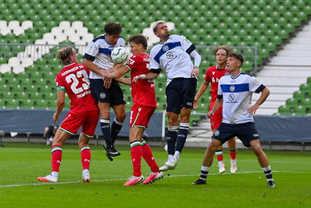 Kopfballszene mit Stefan Thordason (Hannover 96, 23), Ledjon Fikaj (SV Hemelingen, 27), Benedikt Pichler (Hannover 96, 11) und Alvaro Sanchez de Pablos (SV Hemelingen, 48) SV Hemelingen vs. Hannover 96, Fussball, DFB-Pokal, 1. Runde, Saison 2026 2027, 22.08.2026, SV Hemelingen vs. Hannover 96, Fussball, DFB-Pokal, 1. Runde, Saison 2026 2027, 22.08.2026 Bremen *** Heading play involving Stefan Thordason (Hannover 96, 23), Ledjon Fikaj (SV Hemelingen, 27), Benedikt Pichler (Hannover 96, 11) and Alvaro Sanchez de Pablos (SV Hemelingen, 48) SV Hemelingen vs. Hannover 96, soccer, DFB Cup, 1st round, 2026–2027 season, August 22, 2026, SV Hemelingen vs. Hannover 96, Soccer, DFB Cup, Round 1, 2026–2027 Season, August 22, 2026, Bremen Copyright: xEibner-Pressefoto RobertxGertzenx EP_RGN