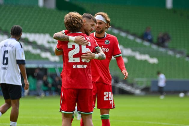 Lars Gindorf (Hannover 96, 25), Marcel HArtel (Hannover 96, 10) und Kolja Oudenne (Hannover 96, 29) jubeln SV Hemelingen vs. Hannover 96, Fussball, DFB-Pokal, 1. Runde, Saison 2026 2027, 22.08.2026, SV Hemelingen vs. Hannover 96, Fussball, DFB-Pokal, 1. Runde, Saison 2026 2027, 22.08.2026 Bremen *** Lars Gindorf, Hannover 96, 25, Marcel Hartel of Hannover 96, 10, and Kolja Oudenne of Hannover 96, 29, celebrate during SV Hemelingen vs. Hannover 96, soccer, DFB Cup, 1st round, 2026–2027 season, August 22, 2026, SV Hemelingen vs. Hannover 96, soccer, DFB Cup, 1st round, 2026–2027 season, August 22, 2026, Bremen Copyright: xEibner-Pressefoto RobertxGertzenx EP_RGN