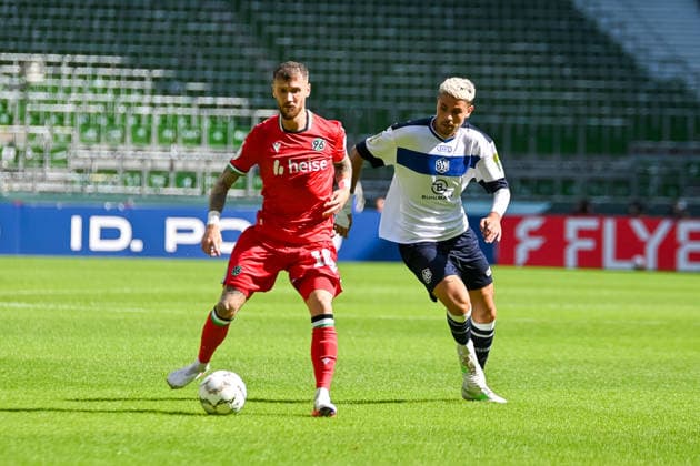 MArcel HArtel (Hannover 96, 10) am Ball gegen Alvaro Sanchez de Pablos (SV Hemelingen, 48) SV Hemelingen vs. Hannover 96, Fussball, DFB-Pokal, 1. Runde, Saison 2026 2027, 22.08.2026, SV Hemelingen vs. Hannover 96, Fussball, DFB-Pokal, 1. Runde, Saison 2026 2027, 22.08.2026 Bremen *** Marcel Hartel, Hannover 96, 10 on the ball against Alvaro Sanchez de Pablos, SV Hemelingen, 48 SV Hemelingen vs. Hannover 96, Soccer, DFB Cup, 1st Round, 2026–2027 Season, August 22, 2026, SV Hemelingen vs. Hannover 96, Soccer, DFB Cup, 1st Round, 2026–2027 Season, August 22, 2026, Bremen Copyright: xEibner-Pressefoto RobertxGertzenx EP_RGN