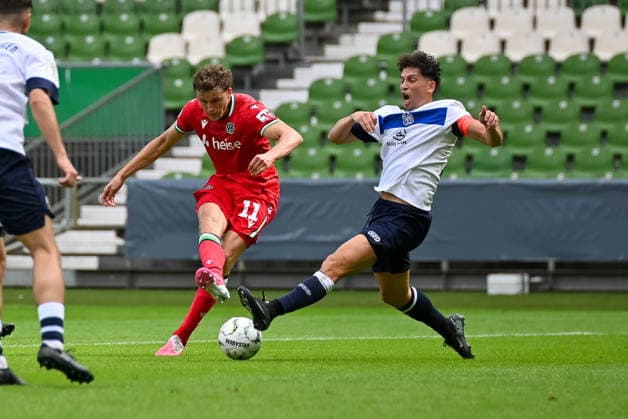 Benedikt Pichler (Hannover 96, 11) gegen Kerem Sahan (SV Hemelingen, 25) SV Hemelingen vs. Hannover 96, Fussball, DFB-Pokal, 1. Runde, Saison 2026 2027, 22.08.2026, SV Hemelingen vs. Hannover 96, Fussball, DFB-Pokal, 1. Runde, Saison 2026 2027, 22.08.2026 Bremen *** Benedikt Pichler, Hannover 96, 11 vs. Kerem Sahan, SV Hemelingen, 25 SV Hemelingen vs. Hannover 96, Soccer, DFB Cup, 1st Round, 2026–2027 Season, August 22, 2026, SV Hemelingen vs. Hannover 96, soccer, DFB Cup, 1st round, 2026–2027 season, August 22, 2026, Bremen Copyright: xEibner-Pressefoto RobertxGertzenx EP_RGN
