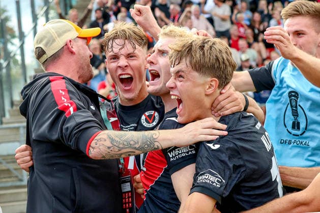 22.08.2026, xsscx, Fußball, DFB-Pokal 1. Runde, Viktoria Köln - 1. FC Nürnberg, Sportpark Höhenberg, Saison 2026 2027: Torjubel nach dem Tor zum 1:1 durch Torschuetze Meiko Sponsel (Viktoria Köln 19) DFB regulations prohibit any use of photographs as image sequences and or quasi-video. Photo: xSandraxScherningxPressefotoKochx Nordrhein-Westfalen Deutschland *** August 22, 2026, xsscx, Soccer, DFB Cup First Round, Viktoria Köln 1 FC Nürnberg, Sportpark Höhenberg, 2026–2027 Season: Celebrations after the 1–1 goal scored by Meiko Sponsel of Viktoria Köln. DFB regulations prohibit any use of photographs as image sequences and or quasi-video. Photo: xSandraxScherningxPressefotoKochx, North Rhine-Westphalia, Germany