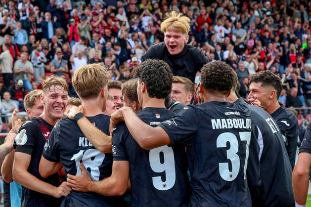 22.08.2026, xsscx, Fußball, DFB-Pokal 1. Runde, Viktoria Köln - 1. FC Nürnberg, Sportpark Höhenberg, Saison 2026 2027: Torjubel nach dem Tor zum 1:1 durch Torschuetze Meiko Sponsel (Viktoria Köln 19) mit Tim Kloss (Viktoria Köln 18), Jakob Sachse (Viktoria Köln 9), Noah Maboulou (Viktoria Köln 37) DFB regulations prohibit any use of photographs as image sequences and or quasi-video. Photo: xSandraxScherningxPressefotoKochx Nordrhein-Westfalen Deutschland *** August 22, 2026, xsscx, Soccer, DFB Cup First Round, Viktoria Cologne 1 vs. FC Nuremberg, Sportpark Höhenberg, 2026–2027 Season. Goal celebration after the 1–1 goal scored by Meiko Sponsel (Viktoria Cologne 19) with Tim Kloss (Viktoria Cologne 18), Jakob Sachse (Viktoria Köln 9), Noah Maboulou (Viktoria Köln 37). DFB regulations prohibit any use of photographs as image sequences and or quasi-video. Photo: xSandraxScherningxPressefotoKochx, North Rhine-Westphalia, Germany
