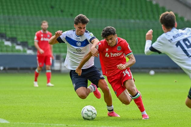 Husseyn Chakroun (Hannover 96, 14) gegen Emirhan Ciftci (SV Hemelingen, 58) SV Hemelingen vs. Hannover 96, Fussball, DFB-Pokal, 1. Runde, Saison 2026 2027, 22.08.2026, SV Hemelingen vs. Hannover 96, Fussball, DFB-Pokal, 1. Runde, Saison 2026 2027, 22.08.2026 Bremen *** Husseyn Chakroun (Hannover 96), 14, vs. Emirhan Ciftci (SV Hemelingen), 58, SV Hemelingen vs. Hannover 96, Soccer, DFB Cup, 1st Round, 2026–2027 Season, August 22, 2026, SV Hemelingen vs. Hannover 96, Soccer, DFB Cup, First Round, 2026–2027 Season, August 22, 2026, Bremen Copyright: xEibner-Pressefoto RobertxGertzenx EP_RGN