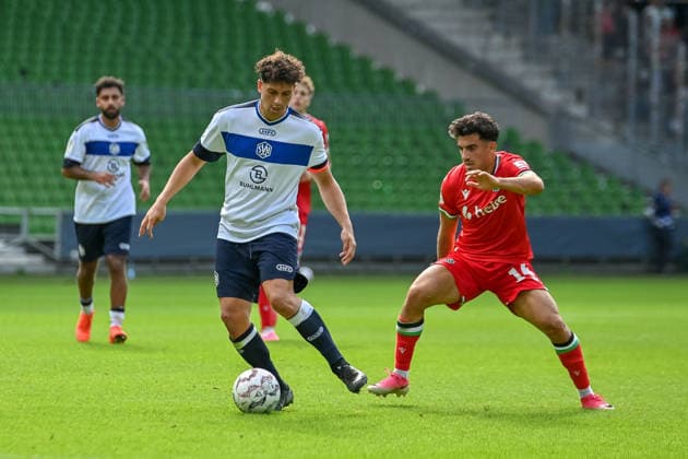 Husseyn Chakroun (Hannover 96, 14) gegen Kerem Sahan (SV Hemelingen, 25) SV Hemelingen vs. Hannover 96, Fussball, DFB-Pokal, 1. Runde, Saison 2026 2027, 22.08.2026, SV Hemelingen vs. Hannover 96, Fussball, DFB-Pokal, 1. Runde, Saison 2026 2027, 22.08.2026 Bremen *** Husseyn Chakroun (Hannover 96), 14 vs. Kerem Sahan (SV Hemelingen), 25 SV Hemelingen vs. Hannover 96, Soccer, DFB Cup, 1st Round, 2026–2027 Season, August 22, 2026, SV Hemelingen vs. Hannover 96, Soccer, DFB Cup, 1st Round, 2026–2027 Season, August 22, 2026, Bremen Copyright: xEibner-Pressefoto RobertxGertzenx EP_RGN