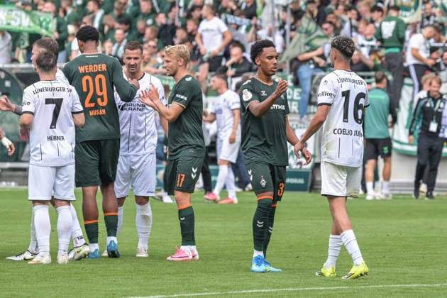 Handshale zwischen Paul Erevbenagie (SV Werder Bremen 38) und Wilson Pinto Coelho (Lueneburger SK Hansa 16), Lueneburger SK Hansa - SV Werder Bremen, Fussball, DFB-Pokal, DFB, 22.8.2026 DFB regulations prohibit any use of photographs as image sequences and or quasi-video Hamburg Hamburg Deutschland *** Handshake between Paul Erevbenagie (SV Werder Bremen 38) and Wilson Pinto Coelho (Lüneburger SK Hansa 16), Lüneburger SK Hansa vs. SV Werder Bremen, soccer, DFB Cup, DFB, August 22, 2026. DFB regulations prohibit any use of photographs as image sequences and or quasi-video. Hamburg, Hamburg, Germany Copyright: xkolbert-press BurghardxSchreyerx